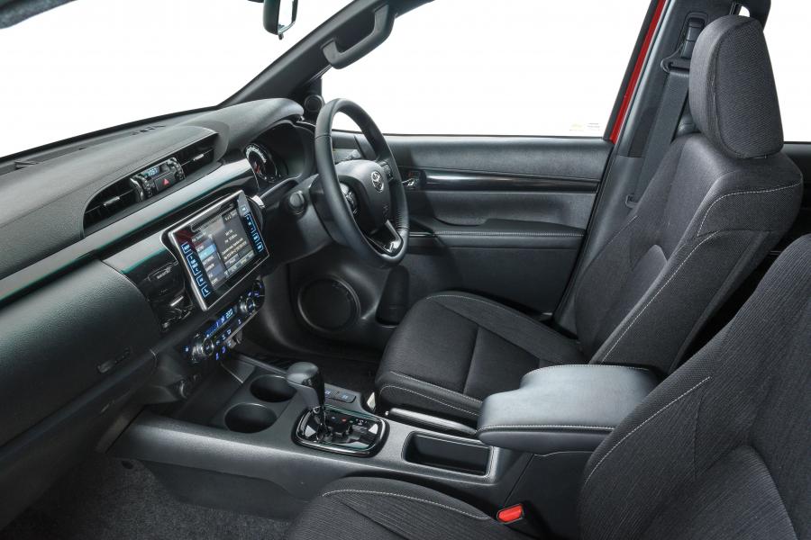 Интерьер Toyota Hilux 4x4 Raider Double Cab 2018 года  (ZA) (фото 21 из 40)